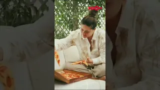 Kareena Kapoor Khan is the BIGGEST foodie, here's the proof! #shorts #kareenakapoorkhan