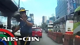 TV Patrol: Pulis, nagmura at nanampal umano ng babaeng motorista