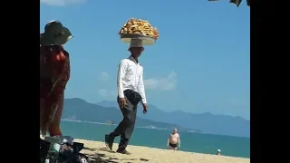 Что продают на пляже? Креативный продавец на пляже Нячанга Вьетнам