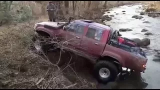 димас на хайлюксе выберается из реки