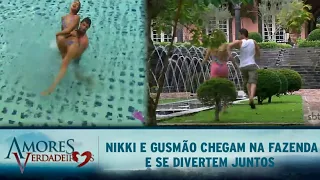 Amores Verdadeiros - Nikki e Gusmão chegam na fazenda e se divertem juntos