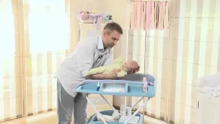 Noszenie niemowląt - podnoszenie i odkładanie