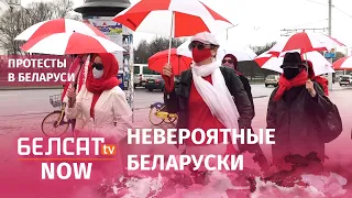 Девушки с бело-красными зонтиками гуляли по Притыцкого