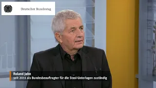 Roland Jahn überreicht letzten Stasi-Unterlagenbericht an Schäuble