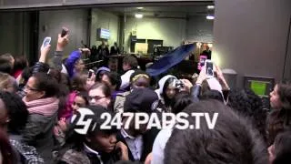 (Exclusive) Justin Bieber at his Hotel with Hundreds of Beliebers Waiting in NYC 04-30-14