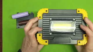 Ліхтар - прожектор з aliexpress. Що в середині. A flashlight is a searchlight. What's in the middle.