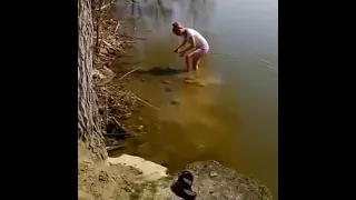 Она ловит рыбу а он её жарил 🎣