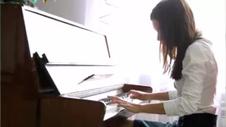 Девушка очень красиво игает на пианино Хатико  The girl is very beautiful plays piano Hachiko. mp4