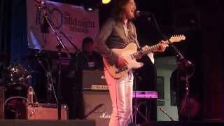 Robben Ford ~1st song at the Musician's Institute Charity for the Midnight Mission