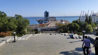 Потемкинская лестница с видом на морской вокзал в Одессе