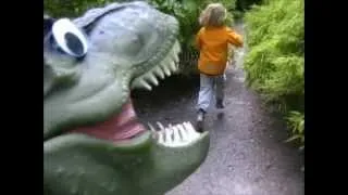 JAGAD AV EN T-REX - musikvideo för barn (Dinosaurielåtar med Pappa Kapsyl - Dinosaurier)