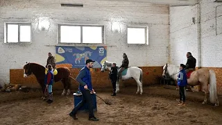Pferdetherapie hilft ukrainischen Soldaten mit PTBS, den Krieg zu verarbeiten