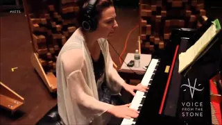 Amy Lee no processo de gravação da música para o filme "Voice From The Stone" - LEGENDADO