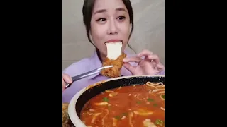 KIMCHI KALGUKSU NOODLES WITH SUJEBI & CHEESE CUTLET FRIED DUMPLING REAL SOUND ASMR MUKBANG