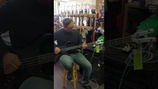 Playing the Vintage Kramer XL8 Bass with the Mojohand Fx Mr. O Phase shifter.