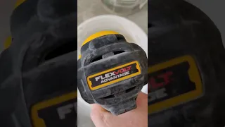 Когда берёшь в руки жёлтого, то настроение поднимается. DeWalt DCD 999