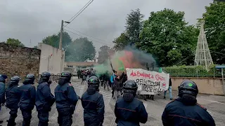 25 aprile a Trieste, il corteo passa davanti al blocco delle forze dell'ordine