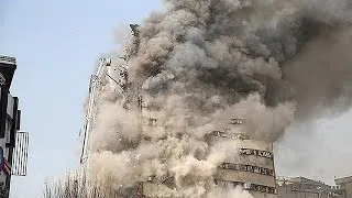Hochhauseinsturz in Teheran: Dutzende Feuerwehrleute unter Trümmern begraben