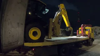 MAN выгружает JCB 3cx SUPER из фуры