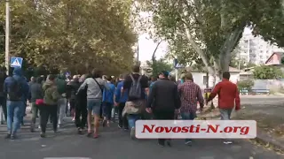 Фанаты одесского «Черноморца» устроили факельное шествие в центре Николаева