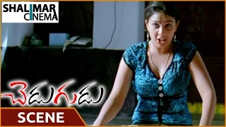 Chedugudu Movie || Venkata Giridhar.V Disturbing Swetha || Jayanth, Swetha || Shalimarcinema