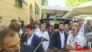 Conte al Mercato di piazza Palermo a Genova canta "Bella Ciao"