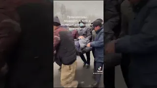 ВИДЕО СПАСЕНИЯ РАНЕННОГО ПЕНСИОНЕРА, УЧАСТНИКА МИРНОГО ПРОТЕСТА