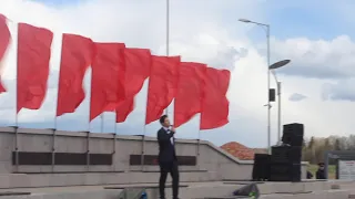 Николай Рябуха исполняет военные песни на митинге 9 Мая 2022 в Дубосеково