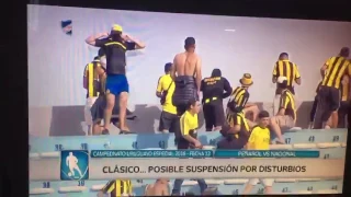 Hinchas de Peñarol tiran una garrafa