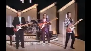 HANK MARVIN / Shadows LIVE TV "Walking In The Air" and "The Young Ones" with Des O'Connor 1987