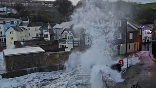 Big waves in Kingsand, Cornwall