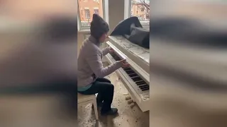 Ukrainian mum plays piano "saying goodbye” to bombed house