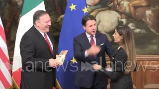 Conte riceve Pompeo inviata delle Iene consegna un pezzo di parmigiano