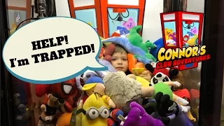 😱 Kid TRAPPED in Claw Machine!!! 4 Year Old STUCK inside!!😱