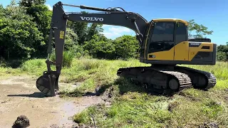 LIMPANDO ONDE MORA A SUGURI 🐍 BEBEDOURO Escavadeira hidráulica