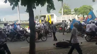 Foreigner Ripped Out Of Truck During CPP Rally in Phnom Penh, Cambodia And Badly Beat For Stealing