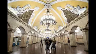 „Kunst gehört in die Metro“: Prächtige U-Bahnhöfe in Moskau lassen staunen