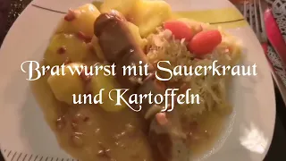 Bratwurst mit Sauerkraut und Kartoffeln