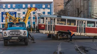В Днепре на Вокзальной трамвай № 17 сошел с рельсов: проезд перекрыт