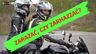 Jazda na motocyklu z pasażerem - zobacz, jakich błędów nie robić. Bezpieczna jazda z plecaczkiem.