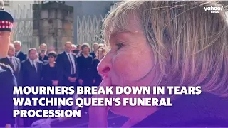 Mourners break down in tears watching Queen's funeral procession | Yahoo Australia