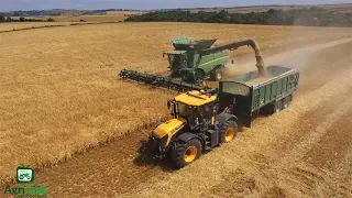 John Deere S690i Harvesting Barley 2018