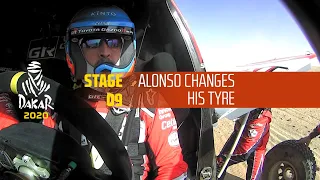 Dakar 2020 - Stage 9 - Alonso changes his tyre