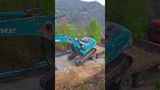 Excavator transport truck loading process- Good tools and machinery make work easy