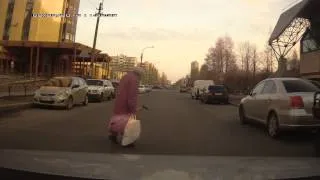 Бабушка на дороге