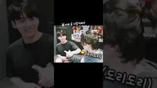 정국🐰 체육인 정구기의 갑작스런 근육 자랑…(감사해( ͡° ͜ʖ ͡°)) #shorts #정국 #지민