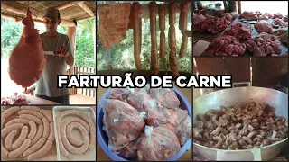 FARTURÃO NA ROÇA ESCARNEANDO PORCO CAIPIRA E LINGUIÇA CASEIRA ARTESANAL DEFUMADA NO FOGÃO A LENHA