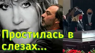 АЛЛА ПУГАЧЁВА в слезах простилась с БОРИСОМ КРАСНОВЫМ/ Похороны Бориса Краснова