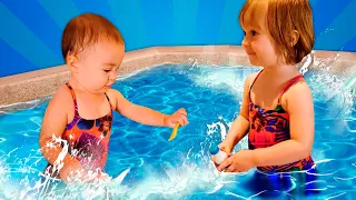 Mi chiamo Bianca - Giochi in piscina per piccoli! Bambini che giocano con le bambole