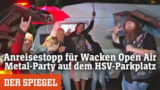 Anreise wegen Starkregen gestoppt: Die Wacken-Party auf dem HSV-Parkplatz | DER SPIEGEL